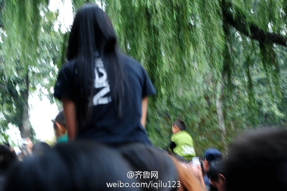 中国好男友！济南小伙让女友骑脖子逛动物园