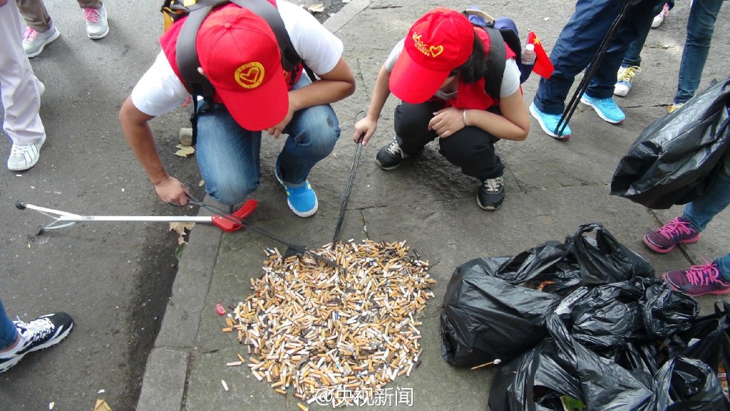 杭州西湖景区志愿者3小时捡3000多个烟头