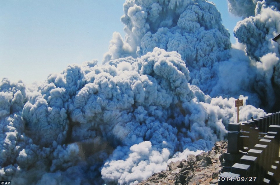 男子拍照后几秒被火山灰夺走生命