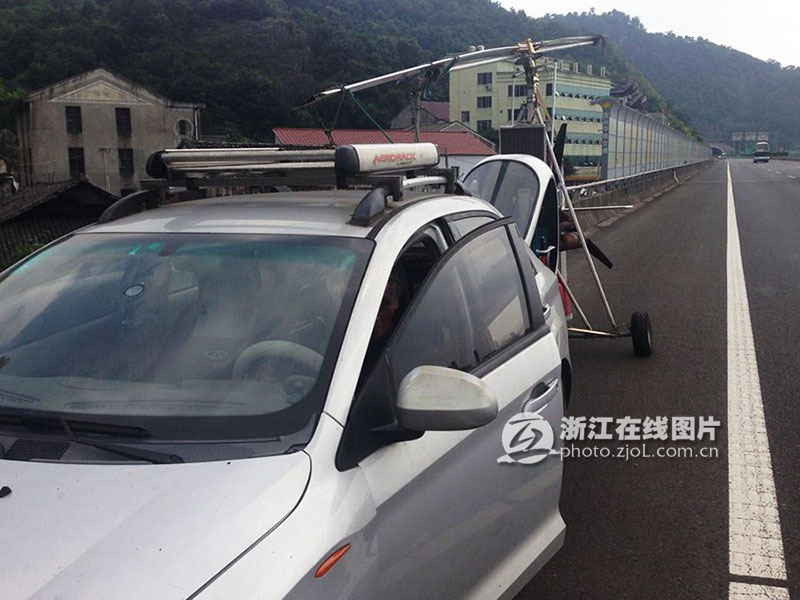 温州高速现小轿车拖拽直升机