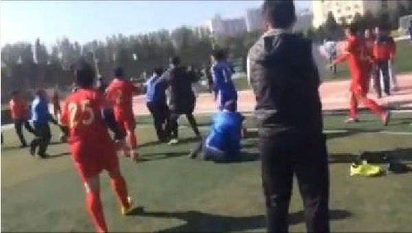 中国足球业余联赛爆70余人群殴 多位球员被打伤