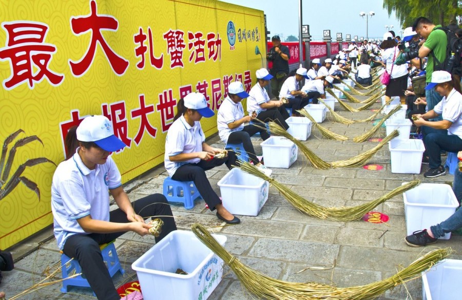 南京为创世界纪录组织两千余人绑大闸蟹