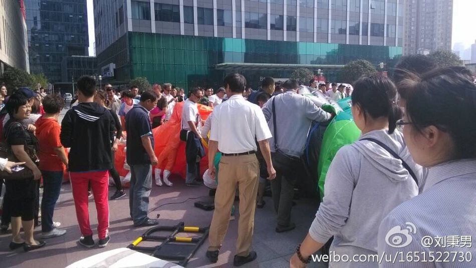 上海：充气城堡翻倒致13名孩子被压受伤