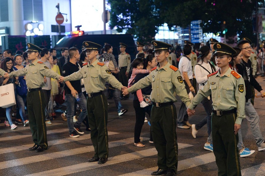 上海现“武警人肉红灯” 保证路口安全
