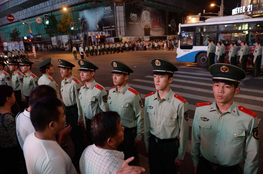 上海现“武警人肉红灯” 保证路口安全