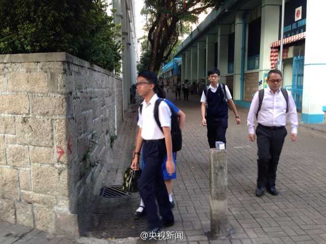 香港受“占中”拖累停课的中学复课