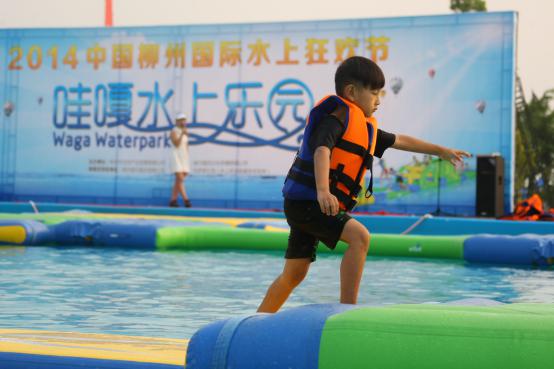 广西柳州:孩子水上乐园欢度国庆