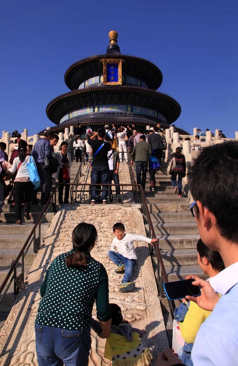北京天坛历史建筑成儿童游乐场