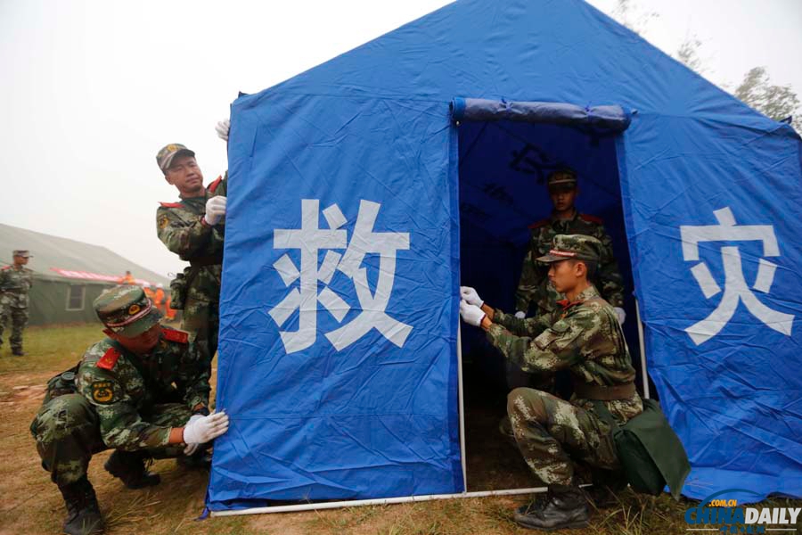 云南景谷：武警官兵灾区搭建救灾帐篷