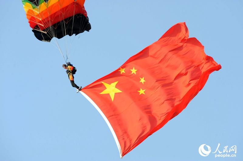跳伞选手在空中展示国旗