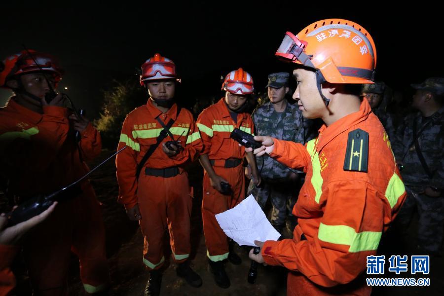 成都军区出动救援队驰援地震灾区