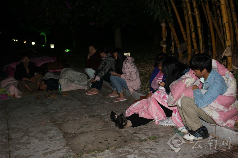 景谷县城群众在空旷地点露宿或车里过夜