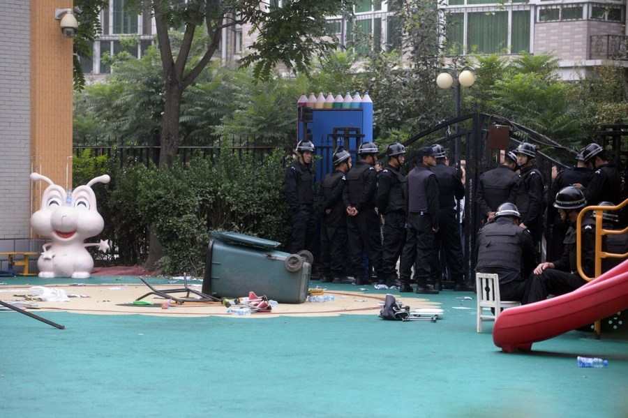 北京通州一幼儿园遭50多名“黑保安”打砸