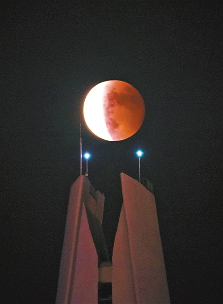 重庆的“红月”奇观 要看待来年