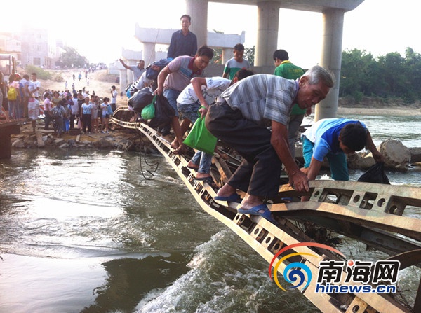 海南儋州15万村民走“钢条”过河