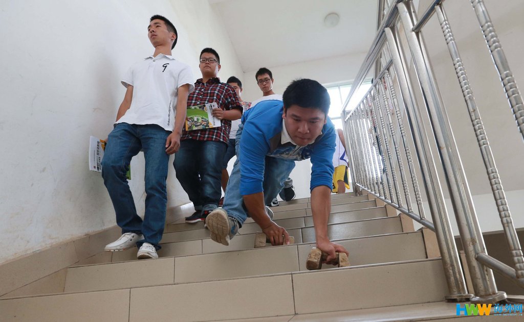 广西桂林：坚强男孩爬着上大学