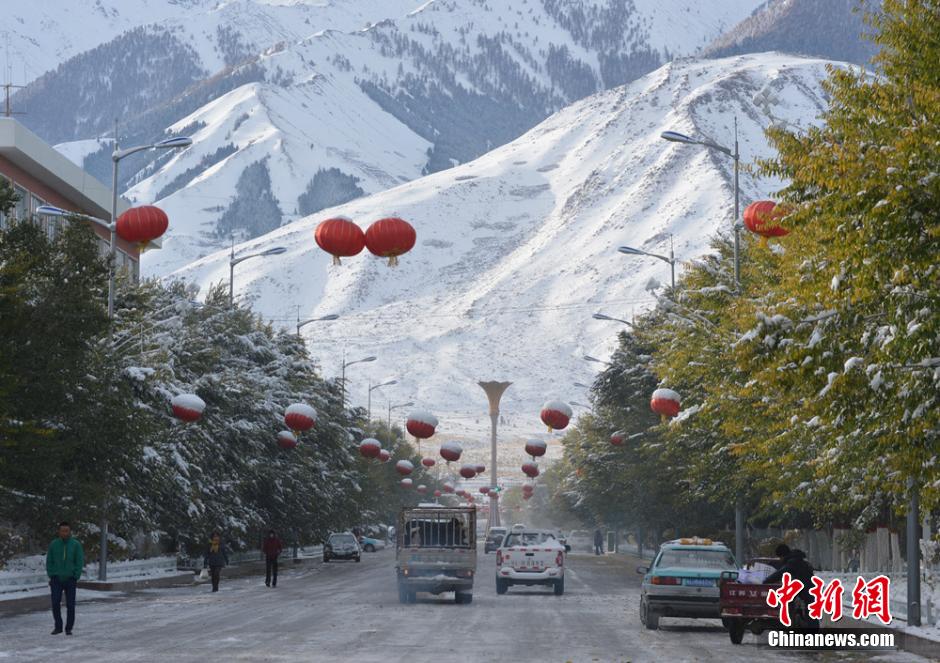 暴雪袭新疆东部巴里坤 雪后初晴现美景