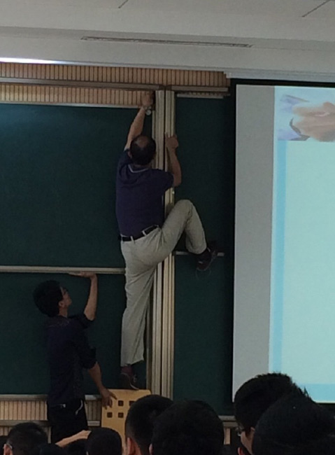 重庆大学现威武老师 上课黑板坏了自己修