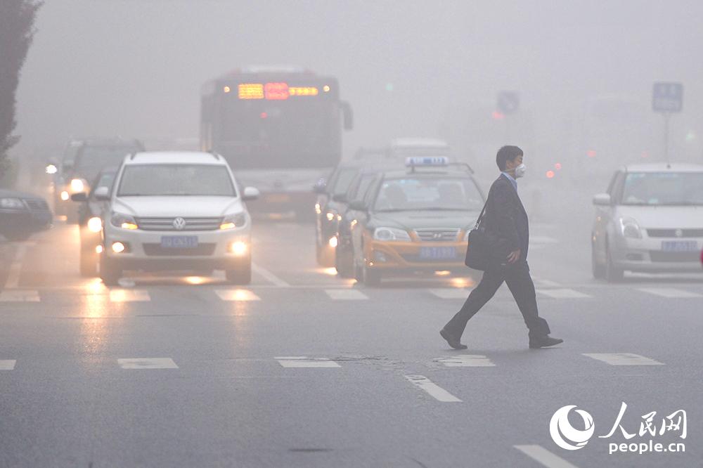 北京发布大雾橙色预警 白天仍有重度霾
