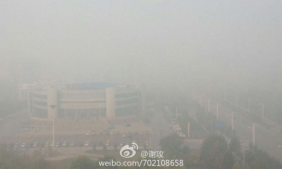 邢台环保局挂横幅 庆祝退出全国城市空气质量排名倒数第一
