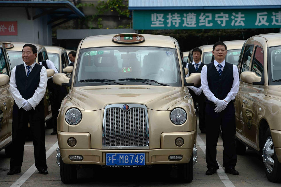上海首批英伦老爷车出租上路 身披土豪金造型抢眼