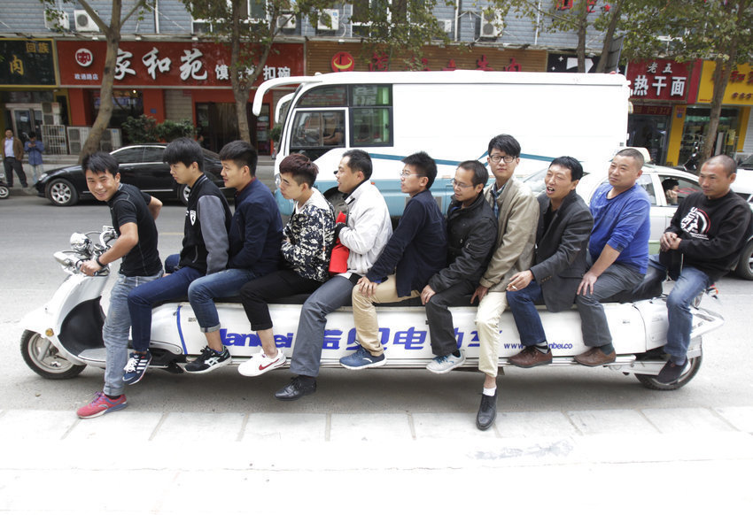 郑州现4.7米“航母”电动车 可坐十多人