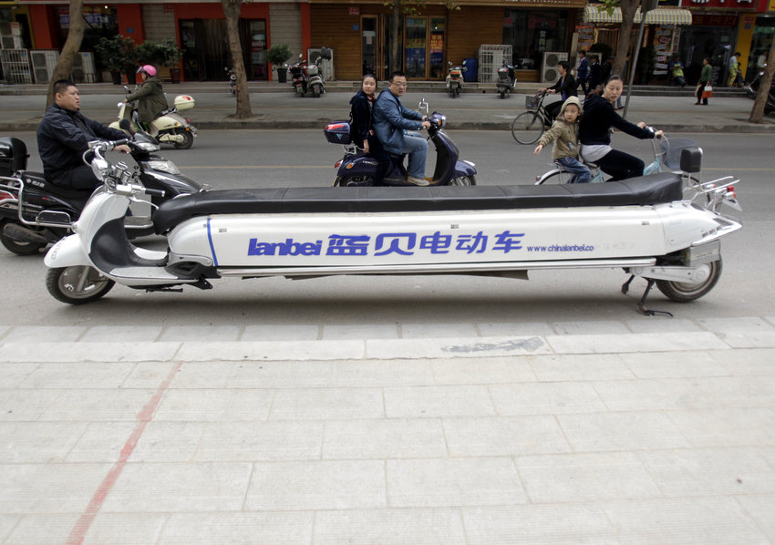 郑州现4.7米“航母”电动车 可坐十多人