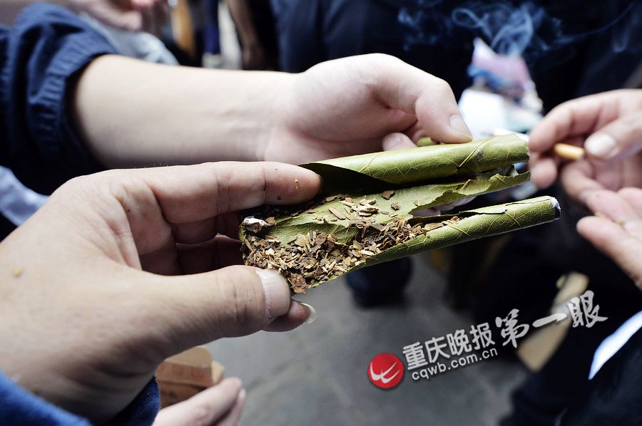 重庆磁器口“土匪烟”销售火爆 竟是树叶包木屑