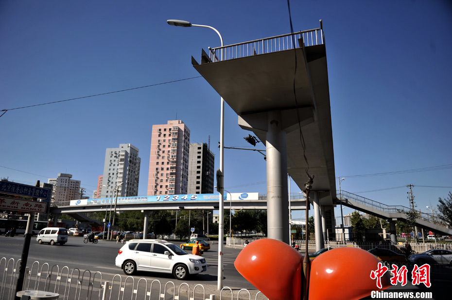 北京一过街天桥修6年仍“断头”