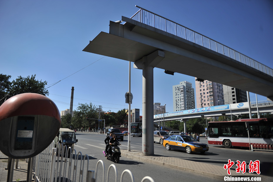 北京一过街天桥修6年仍“断头”