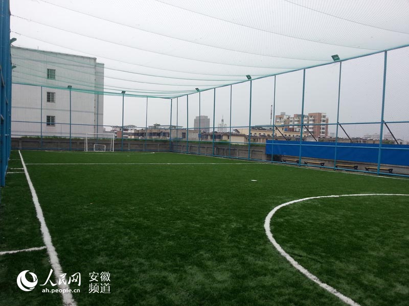 安徽阜阳市中心现“空中足球场”