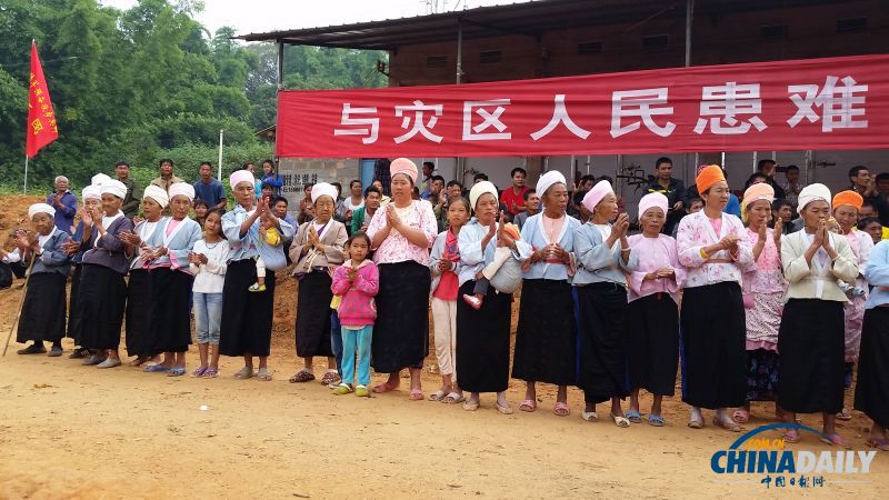 云南大理预备役团在灾区芒竜村设立民族团结纪念碑