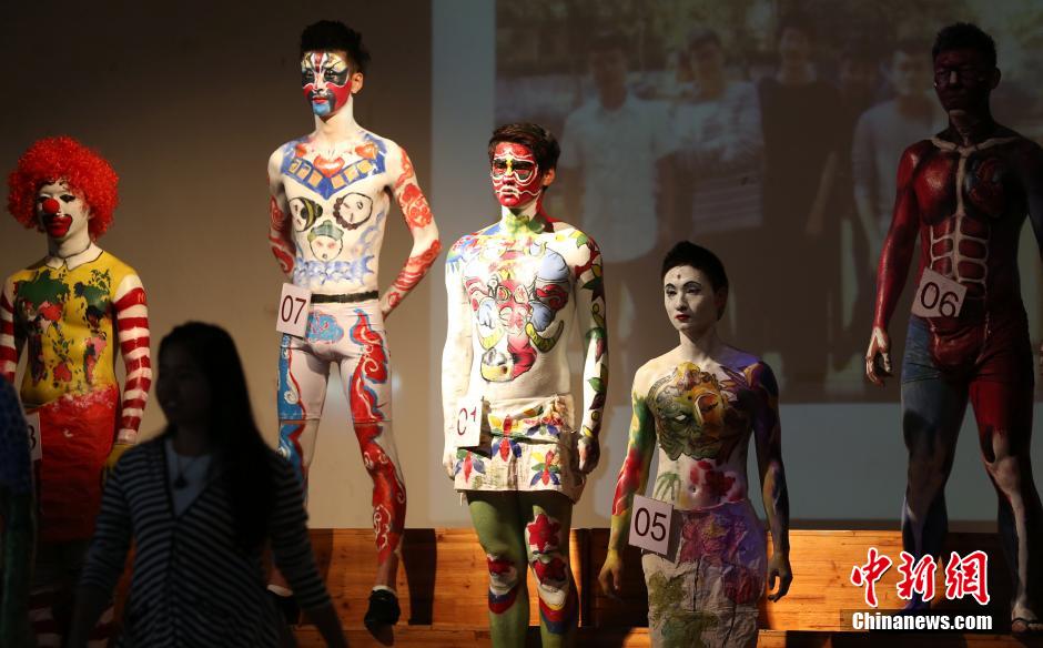 南京大学生人体彩绘释放个性“致青春”