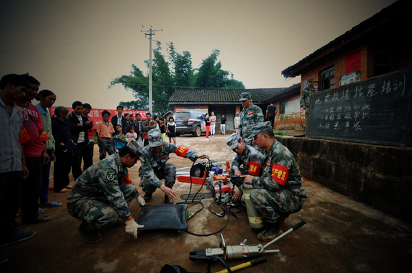 地震灾区第一时间升起的党旗——记云南省景谷县永平镇昔俄村军民共建党支部