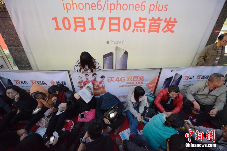 iPhone6中国大陆今日0点开售 “果粉”连夜排队