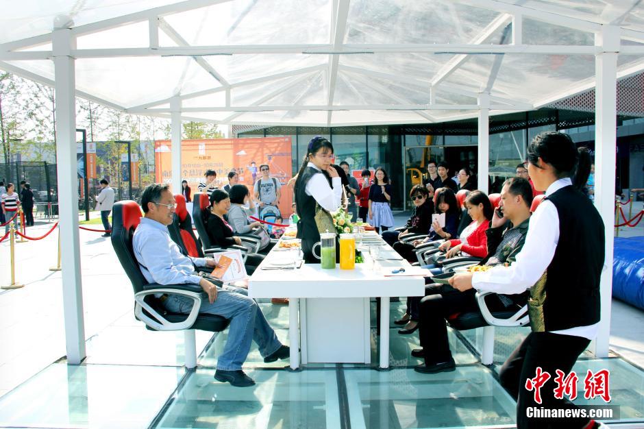 南京一开发商推出空中悬浮餐厅吸引顾客