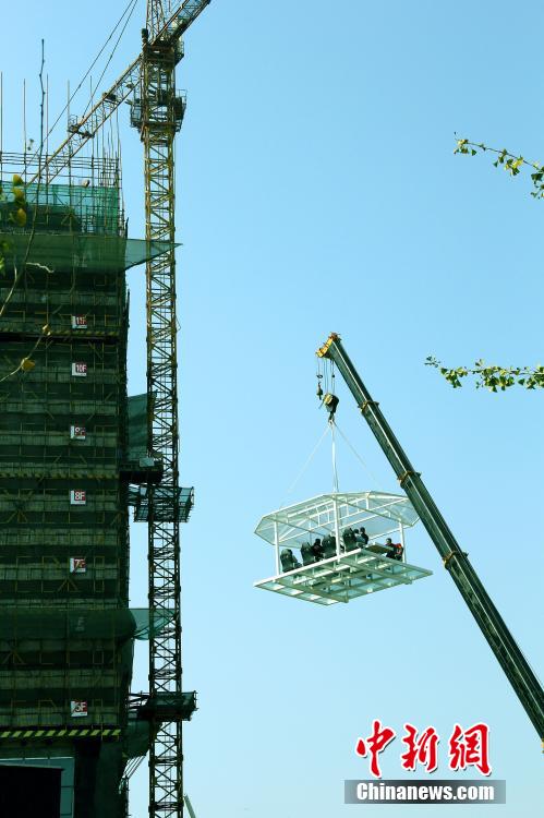 南京一开发商推出空中悬浮餐厅吸引顾客