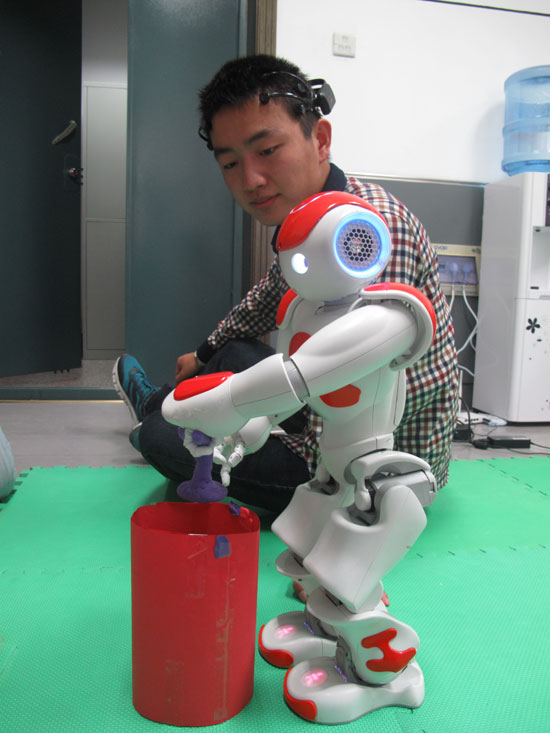 南开大学学子研发“脑控机器人”——给机器人赋予人的大脑