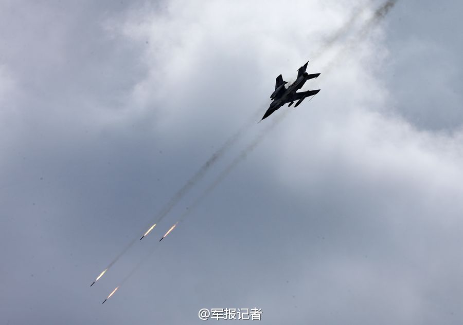 中国强5战机露面 超低空突防实弹攻“敌”