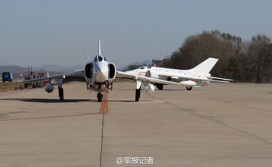 中国强5战机露面 超低空突防实弹攻“敌”