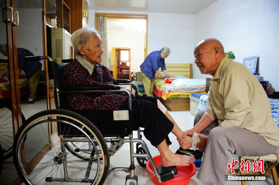 图片故事：82岁老人和他的102岁老母亲