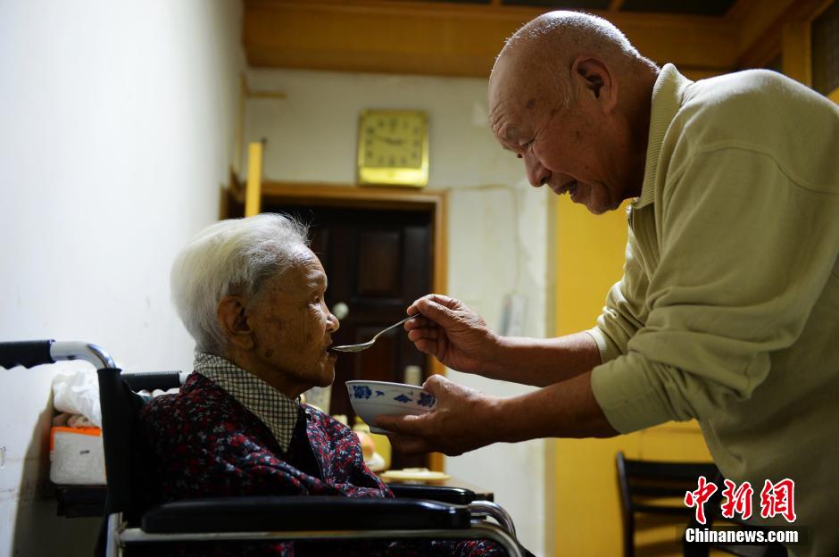 图片故事：82岁老人和他的102岁老母亲
