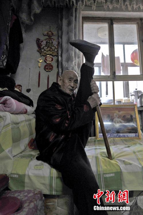 山西太原96岁老人展示健身“绝技”
