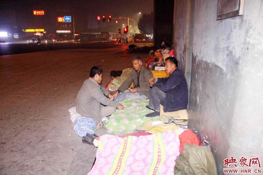 郑州：民工雨夜露宿高架桥下 地上仅铺一张凉席