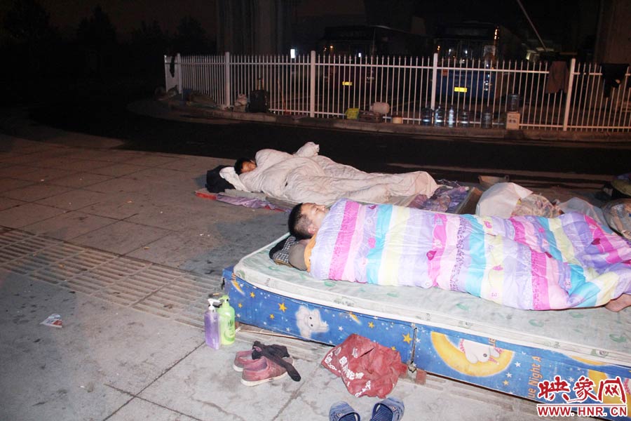 郑州：民工雨夜露宿高架桥下 地上仅铺一张凉席
