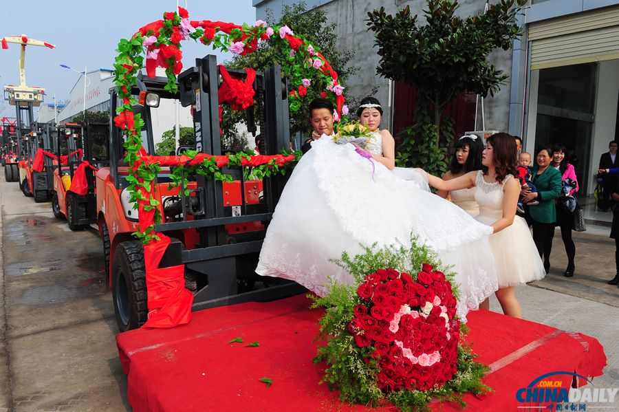 安徽阜阳：12辆叉车迎娶新娘