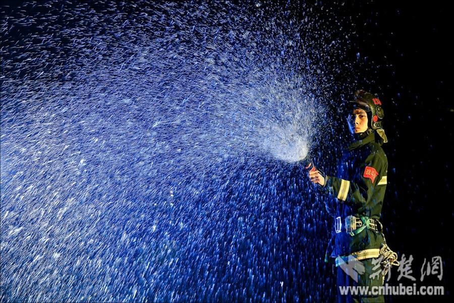 武汉“90后”消防员摄影写真