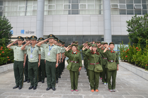 云南省24名青联委员到天保口岸参加国门升旗仪式