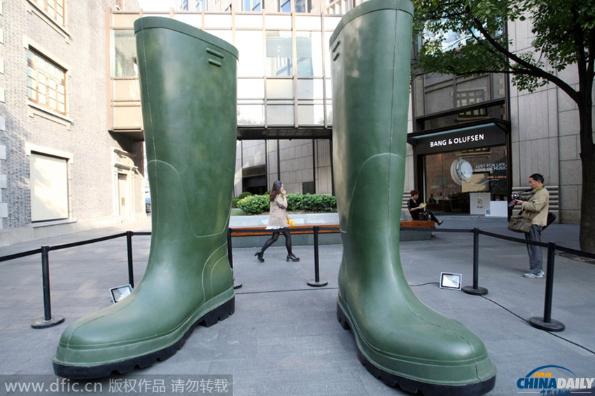 巨型雨靴亮相上海夺人眼球
