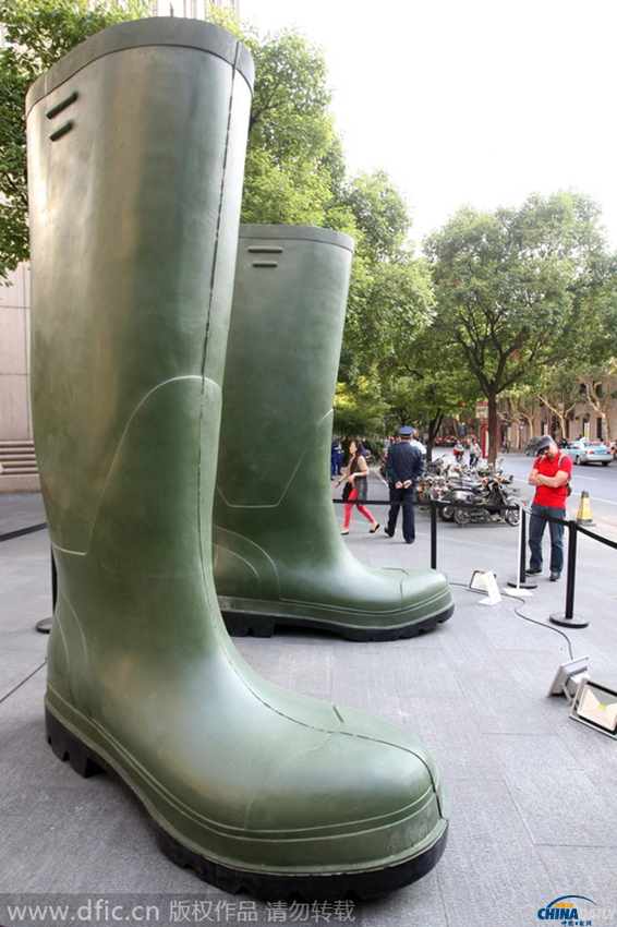 巨型雨靴亮相上海夺人眼球